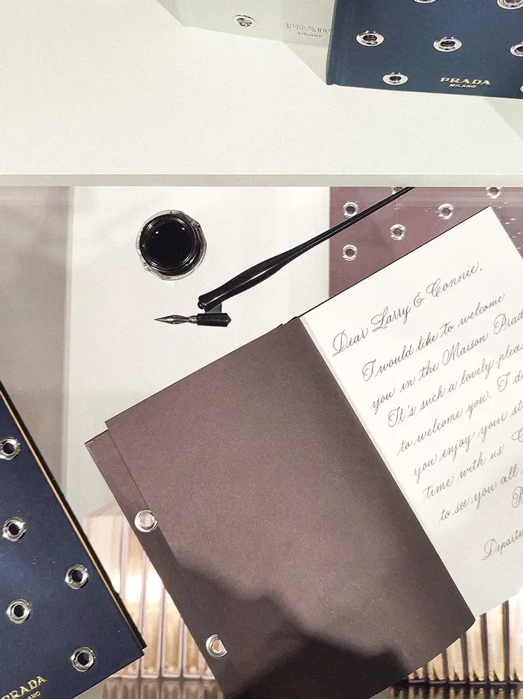 Personnalisation de carnets en live calligraphie pour une marque de luxe à Cannes