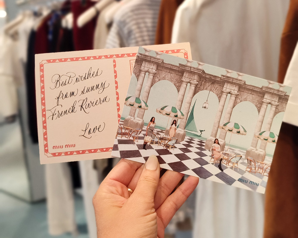 Activation de marque Cannes Monaco avec artiste pour calligraphie sur cartes postales