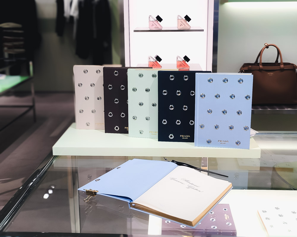 Activation de marque Cannes Monaco calligraphie sur carnets Prada