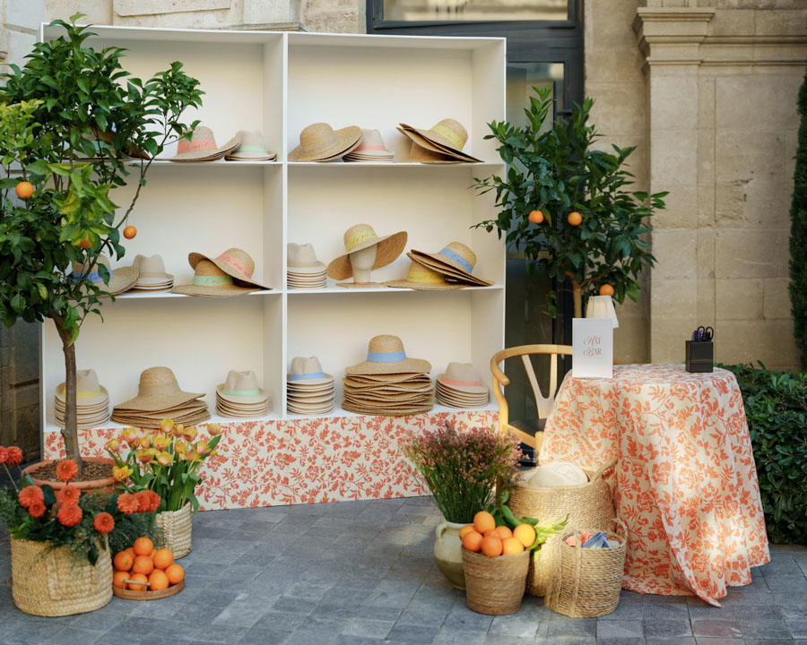 Personnalisation de chapeaux en direct par artiste pour brunch d'un mariage à avignon