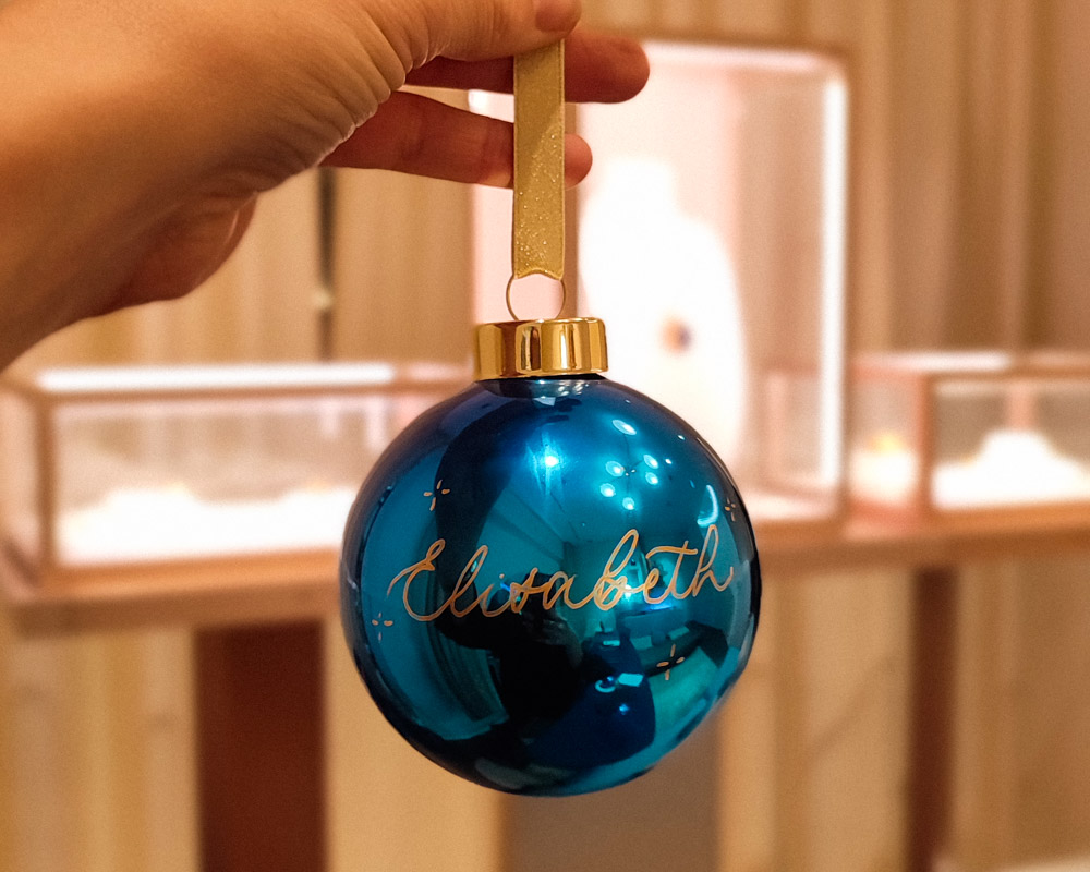 Personnalisation de boules de Noel en boutique avec artiste calligraphe monaco