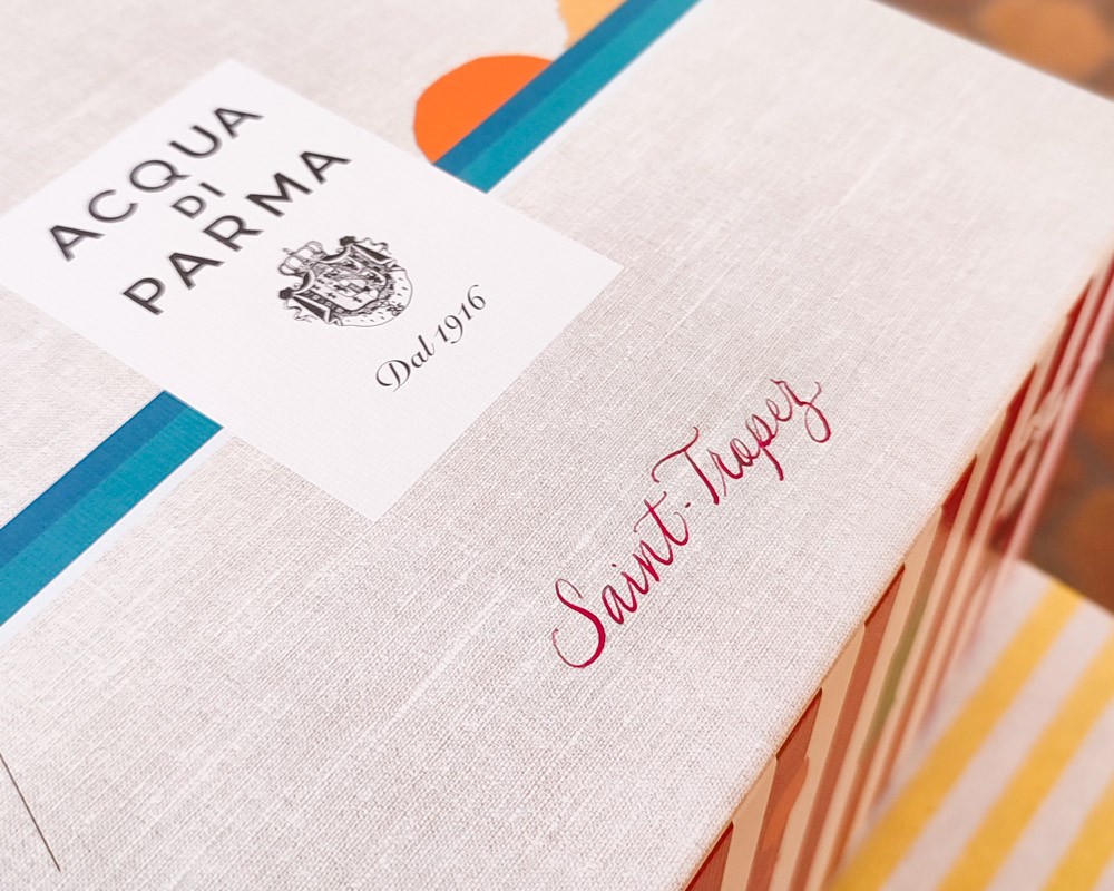 Personnalisation de produits et boites cadeaux en direct par artiste calligraphe