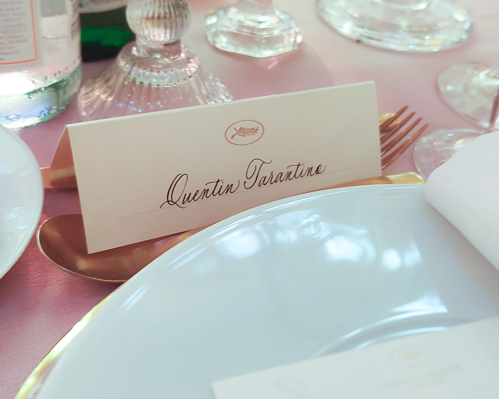 Festival de cannes porte noms calligraphiés artiste écrit à la main