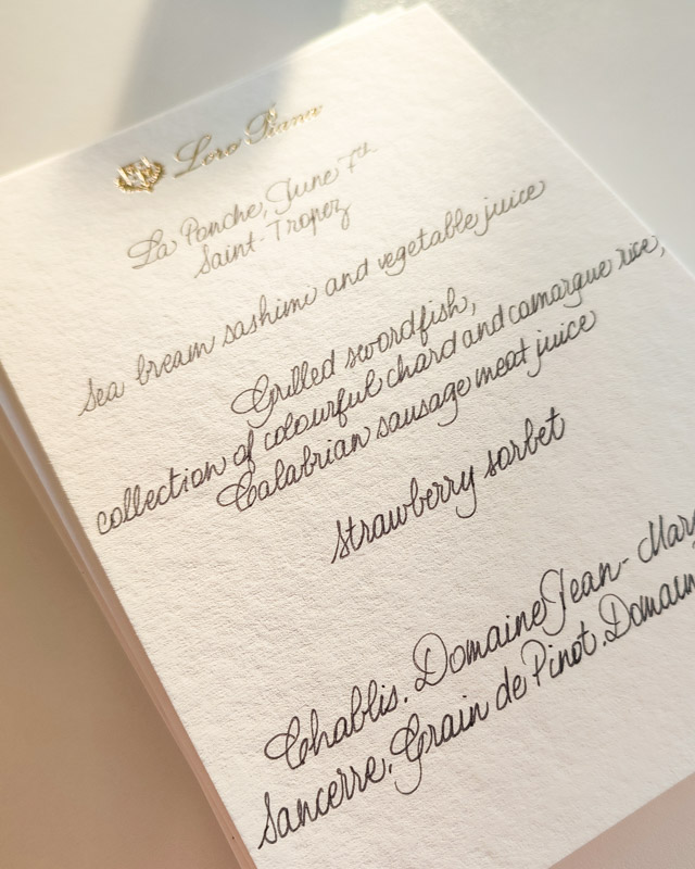 Marque-place tendance dorure argentée sur ruban noir noué autour du verre